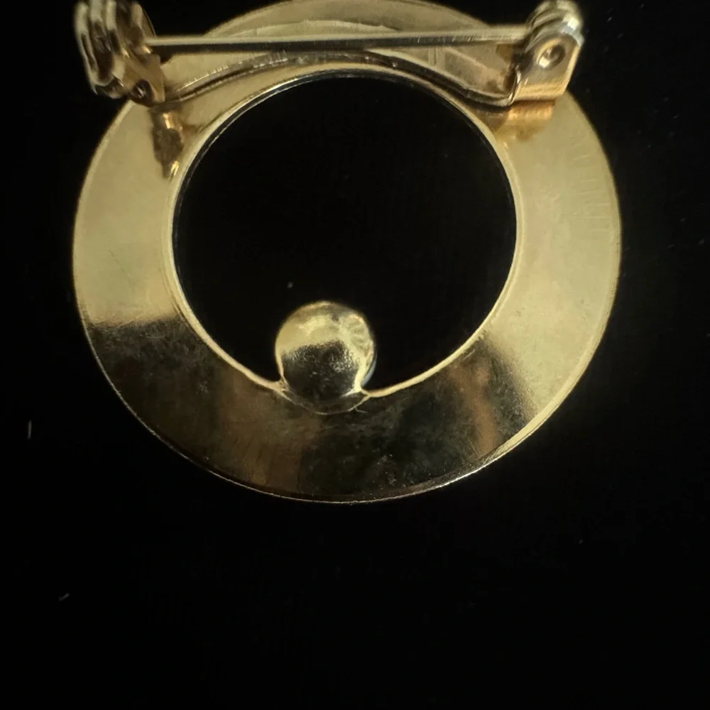 Vintage minimalistic, gold tone, wreath brooch with pearl accent - Picture 2 of 3